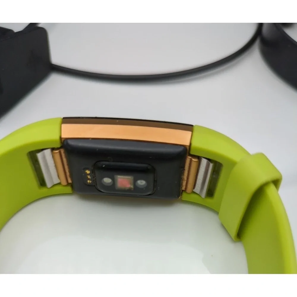 2 Fitbit Trackers with Chargers‎ and wrist straps Broken Not Working For Parts